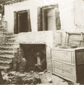 செரிங் ஜோல்மா என்ற நங்சான் அடிமை கழிப்பறைக்கு அடியில் வசிப்பதை காட்டும் புகைப்படம்